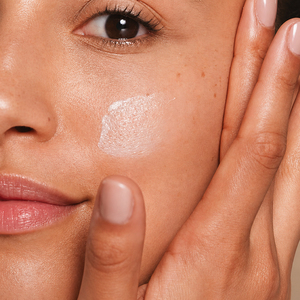 Capsules d'essence pour le visage à la vitamine C capsule de sérum blanchissant hydrate et lisse la peau en blanchissant et en éclaircissant les taches - Product Image 3
