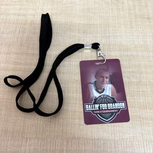 Badges <span class=keywords><strong>d</strong></span>'événement perforés en couleur pleine, badges VIP, cartes <span class=keywords><strong>d</strong></span>'<span class=keywords><strong>identité</strong></span> avec cordon, taille personnalisée, badges VIP en gros - Product Image 3