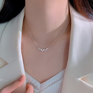 Collana girocollo con pietre scintillanti, elegante e minimalista, per donna - Product Image 3