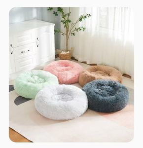 Cama Redonda para Gatos Tipo Donut, Cama para Mascotas de Felpa Larga y Suave con Base Impermeable Antideslizante para Gatos y Perros Pequeños - Product Image 3