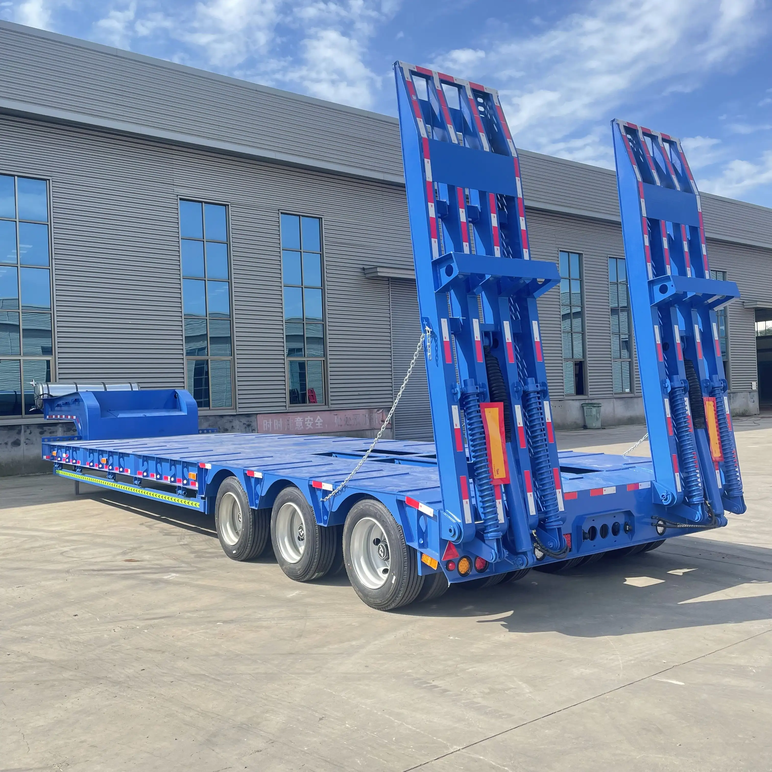 Cổ ngỗng lowboy 3 trục Trailer nghiêng trượt tiêu chuẩn thấp giường xe tải Trailer bán