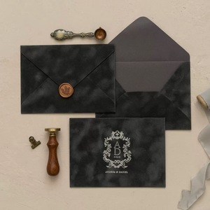 Sobres de Papel Ordinario con Impresión Personalizada en Color Vainilla, Monograma en Lámina Dorada, Juego de Invitaciones de Boda en Rojo Oscuro, Impresión Personalizada - Product Image 2