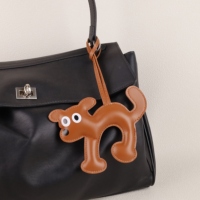 Breloque de sac en PU motif chien, faible MOQ pour les détaillants, design personnalisé pour cadeau enfant, bijou, sac à bandoulière, décoration de porte-clés, ornement de manteau