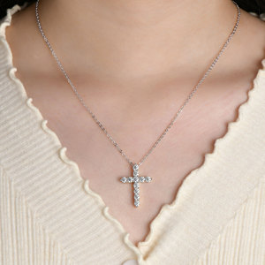 Collar con Colgante de Cruz de Moissanita de 2.2ct, Color D, Certificado GRA, VVS1, Cobre con Baño de Oro de 14K, Joyería Religiosa para Venta al Por Mayor - Product Image 3