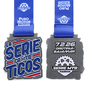 เหรียญรางวัลสำหรับนักปั่นจักรยานเสือภูเขา ทำจากโลหะผสมสังกะสี ชุบเงินโบราณเคลือบเงา พร้อมโลโก้ 3 มิติ ดีไซน์ตัวอักษรแบบกำหนดเอง พร้อมริบบิ้น - Product Image 1