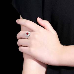 Bague Statement pour Femme en Or Massif 18K avec Rubis Naturel Non Chauffé Couleur Sang de Pigeon de 1,2 ct et 82 Grands Diamants Brillants Latéraux – Bijou - Product Image 6
