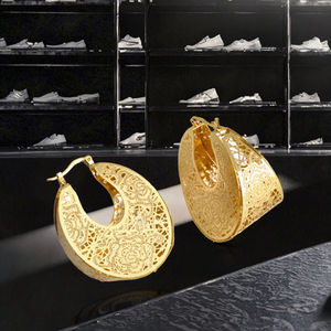 Pendientes de Aro Grandes de Aleación Chapados en Oro con Diseño Hueco de Luna Grabada, Joyería Clásica de Moda para Mujer, Set de Regalo Artístico - Product Image 3