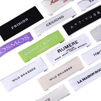 Service de conception gratuit Étiquettes tissées personnalisées Pliées à plat Étiquettes de col à coudre Œillets personnalisés pour vêtements Polyester sans nickel
