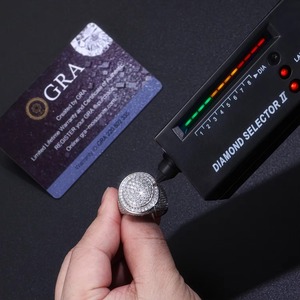 แหวนเงินแท้ 925 ดีไซน์วินเทจทรงกลมประดับเพชรโมอิสซาไนต์หลายชั้นแบบฝัง สำหรับแร็ปเปอร์ใส่แสดงบนเวที แหวนโมอิสซาไนต์สไตล์เรโทรฮิปฮอป - Product Image 3