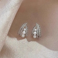 Boucles d'oreilles clous élégantes de style palais français, design haut de gamme, à la mode, pour femmes, avec détails géométriques en dentelle et perles