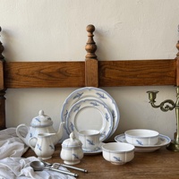 Service de table en céramique bleu vintage français avec motif plume en relief, comprenant un kit de tasses, une théière cannelée et des assiettes creuses, compatible micro-ondes