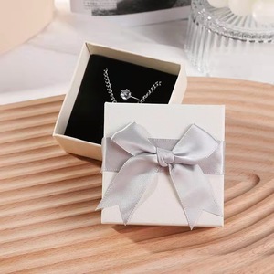 Caja de Regalo de Joyería de Papel Rígido Blanco con Cinta de Raso Plateada y Logotipo Personalizado, Cajas de Embalaje de Papel para Collares, Anillos y Pendientes - Product Image 1
