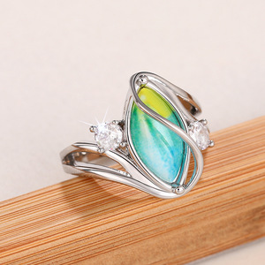 Anello da Donna in Stile Francese Geometrico, Ornamento per Mano di Lusso Leggero e alla Moda per Uso Quotidiano - Product Image 4