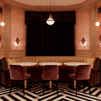 Mobilier de restaurant haut de gamme moderne : banquettes, chaises et tables, sièges confortables au style luxe léger, usage commercial