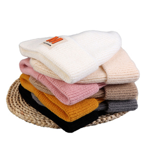 Automne et hiver cuir étiquette laine bonnet chapeaux Logo personnalisé acrylique tricoté chapeau automne chaud oreille lettre laboratoire - Product Image 2