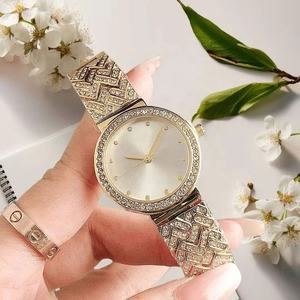 Reloj de Lujo Plateado para Mujer con Brazalete Adornado con Pedrería, Elegante Reloj de Pulsera de Cuarzo con Esfera Negra para Ocasiones Formales e Informales - Product Image 5