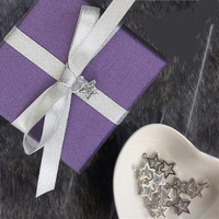Boîte à bijoux texturée A1 de couleur violette avec couvercle indépendant, intérieur noir, détail nœud blanc et présentation raffinée pour cadeau