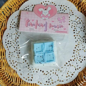Juguete Blandito de TPR con Forma de Pastel de Queso y Chocolate de 6 cm de Grosor, Juguete Sensorial Antiestrés con Sonido para Niños - Product Image 3
