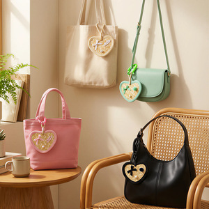 Summer-themed refreshing straw-woven heart-shaped palm leaf fan ornament with bow decoration, portable <b>small</b> fan for <b>bags</b>. - Product Image 2
