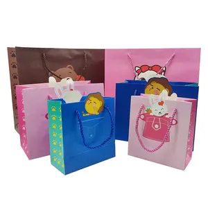 कस्टम मुद्रित सफेद क्राफ्ट पेपर शॉपिंग बैग प्यारा कार्टून मुद्रित उपहार पेपर बैग के लिए बच्चों को खुश जन्मदिन का खुदरा बैग