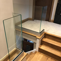 Renovation de bâtiments modernes, sécurité intérieure, garde-corps en verre sans cadre de luxe, main courante en aluminium en forme de U