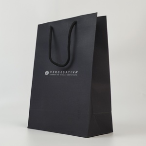 Bolsas de regalo de tamaño personalizado Embalaje de perfumes boutique de lujo Bolsa de papel de joyería pequeña de boda negra con asas - Product Image 3