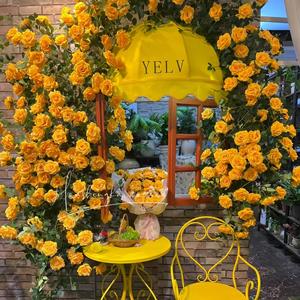 L'histoire des roses : roses jaunes artificielles, branche unique, fleur en soie haute simulation, accessoires de décoration de mariage - Product Image 1