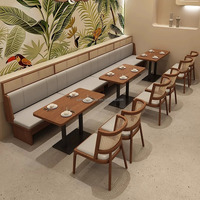 Ensemble de banquettes et de tables de restaurant de qualité commerciale en bois, cuir et rotin pour hôtel, café ou projet hôtelier