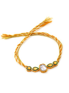 Elegante y Clásico Set de Tres Rakhis de Perlas y Kundan para Hermano, Pulseras de Hilo para Raksha Bandhan, Regalo Festivo, Rakhi de Diseño - Product Image 3