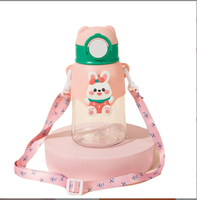 Gobelet à paille pour enfants avec motif d'ours de dessin animé, avec bandoulière, en plastique de qualité alimentaire, grande capacité, portable, pour une utilisation en extérieur