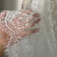 Élégant tissu de dentelle brodée française Chantilly de cils festonnés floraux blancs pour robes de soirée de mariage nuptiales
