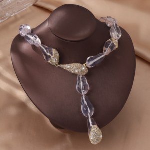 Collar de Lujo con Colgante Grande en Forma de Y, Chapado en Oro, con Cristales Transparentes Irregulares de Resina Lucite - Product Image 2