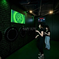 Système de jeu interactif de déchiffrage de codes et de quiz, avec disque de chiffres rotatif, pour salle d'évasion en intérieur de parc d'attractions