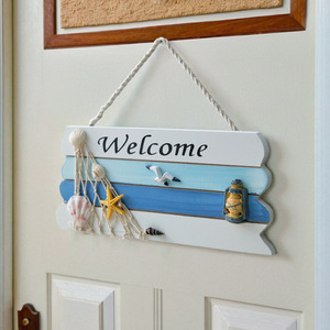 Letrero de bienvenida mediterráneo de madera con conchas marinas, estrellas de mar y linterna, decoración para puerta de casa, madera de pino, forma irregular - Product Image 1