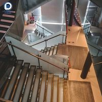Escalier moderne à double poutre en acier et bois avec garde-corps en câble d'acier carbone noir et marches en bois massif pour villa intérieure