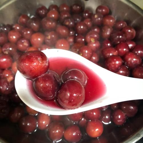 Свежая вишня в сиропе, вкусный новый консервированный фруктовый консервированный процесс сохранения вишни