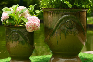 Pot de fleurs en céramique émaillée bleue brillante de style américain, écologique, durable, avec motif médaillon en relief, pour l'intérieur et l'extérieur, maison et jardin - Product Image 6