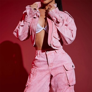 Nuevo Conjunto de Mezclilla para Mujer de Alta Calidad: Chaqueta Corta Estilo Urbano y Jeans Cargo de Tiro Alto en Mezclilla Rosa Deslavada con Efecto Ácido - Product Image 1