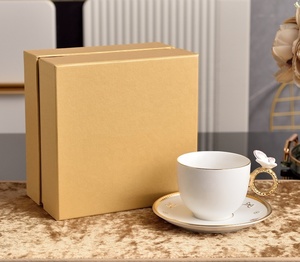 Ensemble tasse et assiette en porcelaine fine rose style européen avec poignée dorée et motif papillon en relief, écologique - Product Image 1