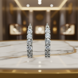 Orecchini a Cerchio in Oro Bianco con Diamanti Taglio Brillante Rotondo, Montatura a Griffe, Gioielli Classici da Donna per Uso Quotidiano - Product Image 2