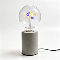 Base de lampe de table industrielle en béton gris, support conique en ciment avec texte gravé pour éclairage de table