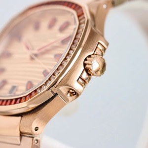 Reloj Mecánico de Lujo para Mujer con Esfera Dorada Rosa Estilo Joyería, Incrustada con Gemas de Colores y Patrón Ondulado - Product Image 4