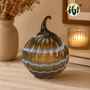 Ensemble de citrouilles en verre soufflé artisanal de luxe, motifs rayés orange, blanc et vert olive, figurines décoratives en verre soufflé Shri - Product Image 5