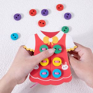 Juguete Educativo de Práctica y Habilidades para Atar: Tarjetas de Madera de Lujo para Aprender a Atar Zapatos y Ropa - Product Image 2