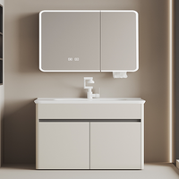Meuble-lavabo autoportant moderne en aluminium nid d'abeille couleur crème, avec vasque en céramique, accessoires à fermeture douce, et armoire miroir LED anti-buée pour appartement et maison