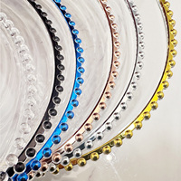 Assiettes de présentation en plastique PS dorées perlées de 13 pouces, transparentes avec bord doré, pour décoration de table de mariage – Vente directe usine à prix abordable