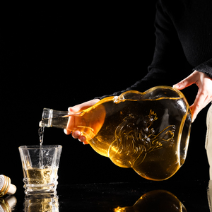 2000ml phẳng Fan Shaped Glass Whisky chai sư tử biểu tượng dập nổi Glass Brandy chai với nút chai - Product Image 2