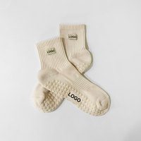 Chaussettes de Pilates montantes en tricot pour femme, personnalisables avec logo OEM, pour l'automne, avec logo sur le bord du bas, antidérapantes et respirantes