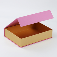 Caja de Regalo Rígida de Lujo con Tapa Rosa en Contraste, Base Dorada, Forro Interior Dorado, Estructura de Cartón Duro Completamente Envuelto