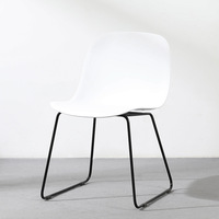 Chaise de salle à manger simple et moderne de style farmhouse, avec revêtement en PVC épaissi et pieds en acier, pour la maison, les salons et les restaurants